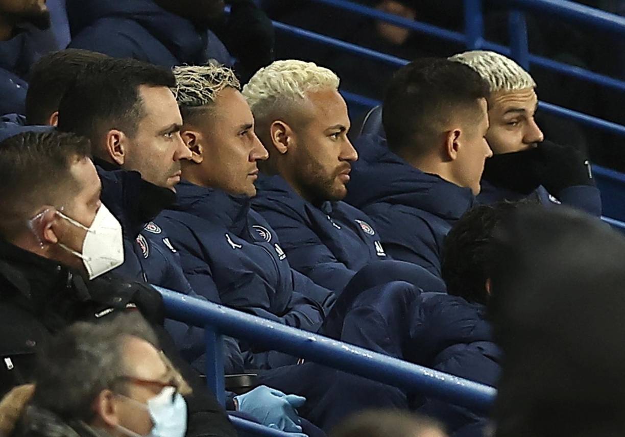 Keylor Navas fue relegado al banquillo de suplentes ya que Donnarumma le ganó el puesto de titular. El tico observó el juego al lado de Neymar, quien reapareció tras varios meses de ausencia.