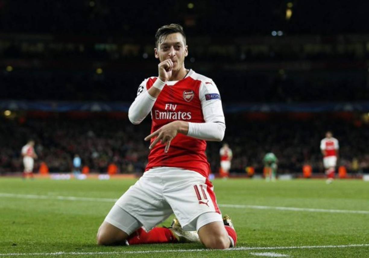 Según el diaro inglés ‘Express’, Mesut Ozil ha entrado con fuerza a la lista de posible fichajes del Barcelona como candidato a reemplazar a Neymar.El alemán, en otras ocasiones, estuvo voceado para llegar al elenco azulgrana.