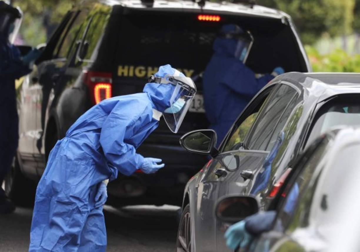 En tanto, las autoridades sanitarias intentan aplanar la curva de contagios realizando pruebas masivas para evitar una tragedia como la ocurrida en Nueva York.