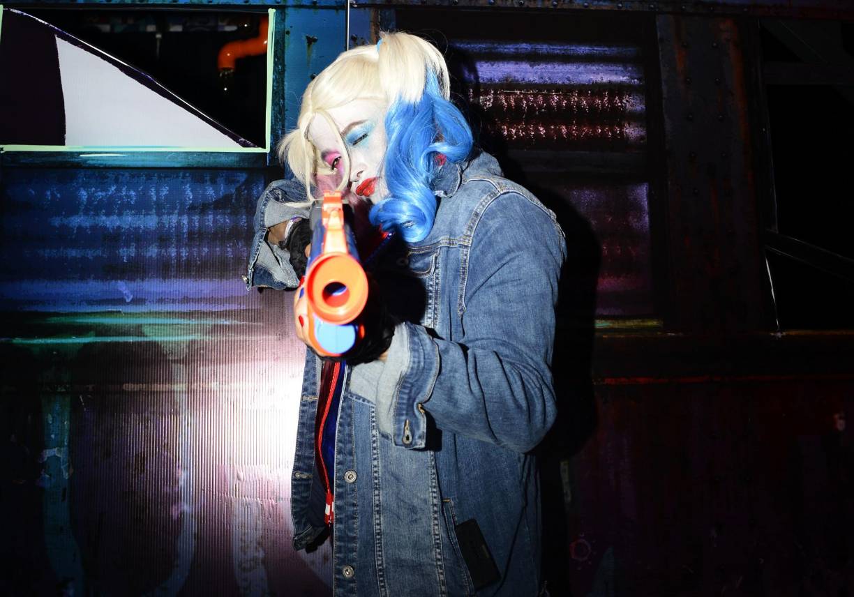 Harley Quinn -Aunque el estreno de <i>Folie à Deux</i> no fue lo que muchos esperaban, este personaje sigue siendo icónico. Un traje colorido, un maquillaje blanco con rosa y azul y un pelo rubio bastan para encarnar a esta loca mujer. Un arma de juguete le da un extra al disfraz. 