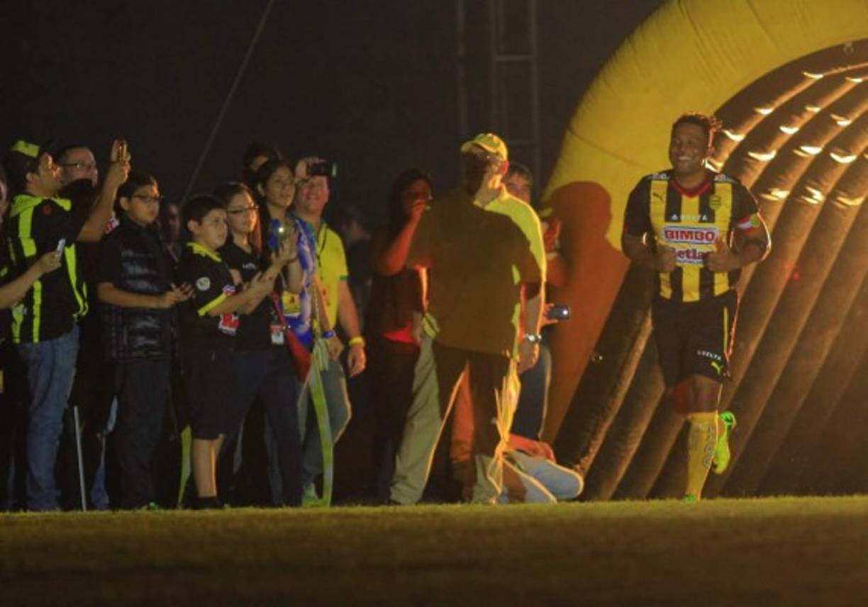 Carlos Pavón luciendo la nueva camiseta que ha presentado el Real España.