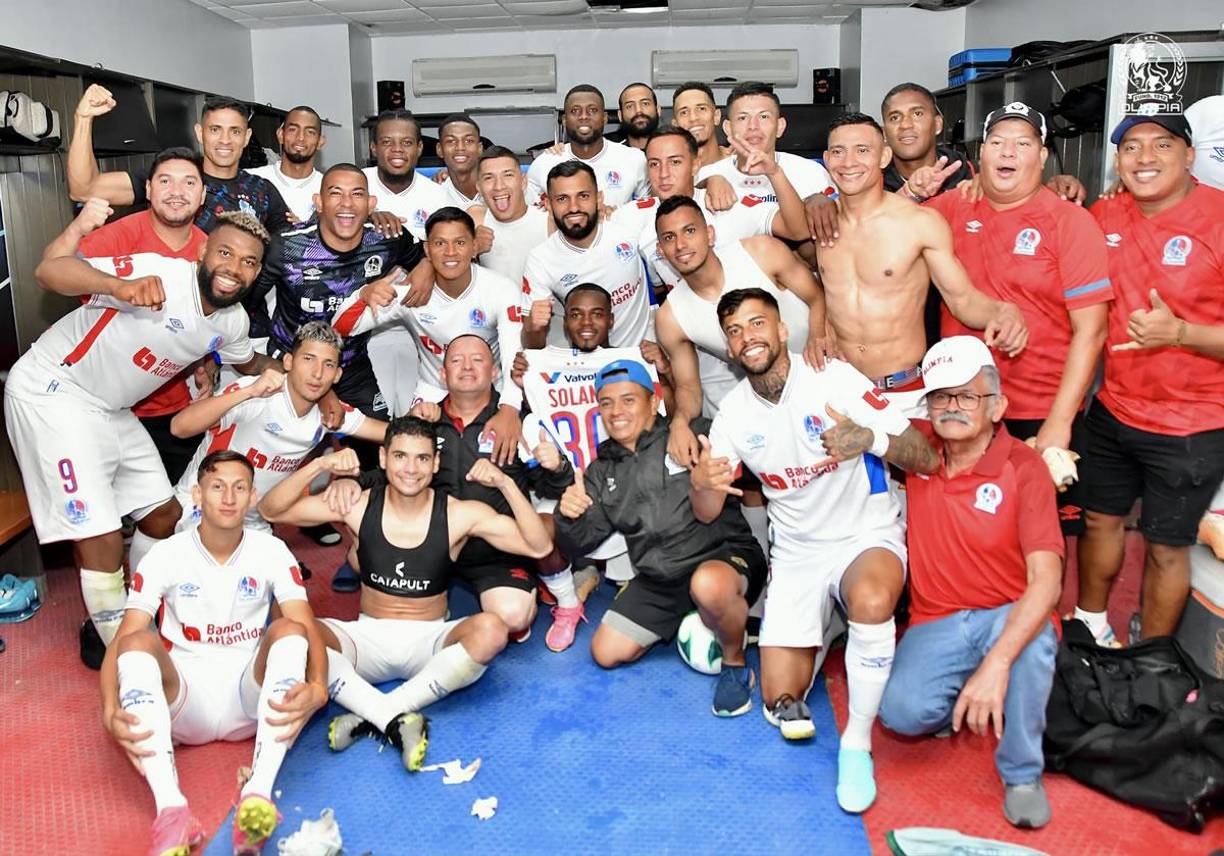 Los jugadores del Olimpia celebraron en el vestuario del Nacional la abultada victoria contra el Marathón y el récord de puntos.