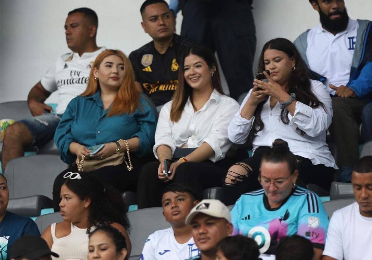 Lindas chicas y novia de figura: fotos del ambiente en el Honduras-Cuba