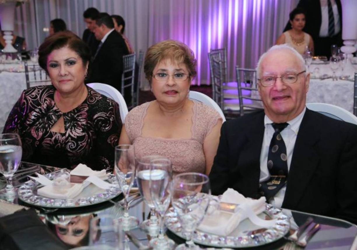 Miriam Kattán con Ana y Jorge Larach.