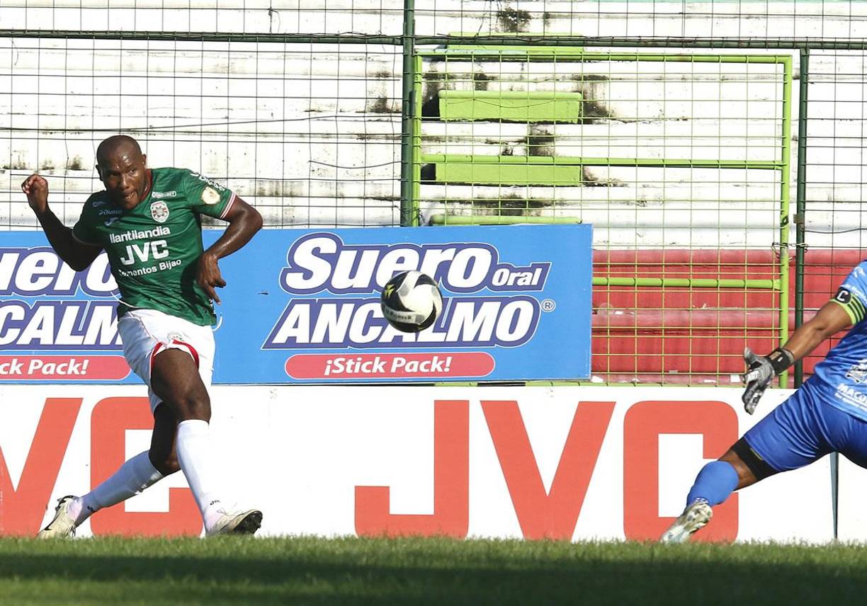 El ecuatoriano Juan Anangonó marcando su gol con este disparo de derecha ante Gerson Argueta.