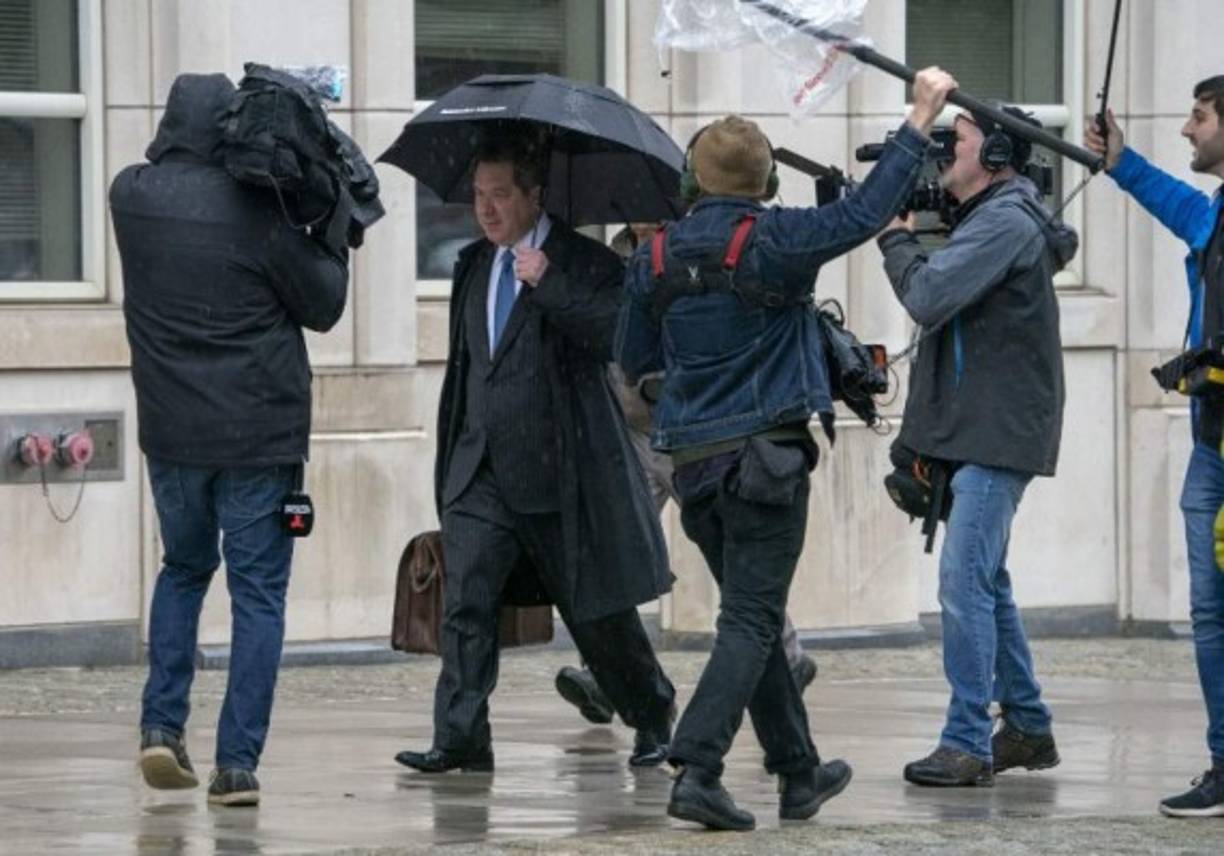 El reconocido abogado estadounidense, Jeffrey Lichtman, fue uno de los primeros en llegar a la corte de Nueva York donde se desarrollará el histórico juicio contra 'El Chapo'.