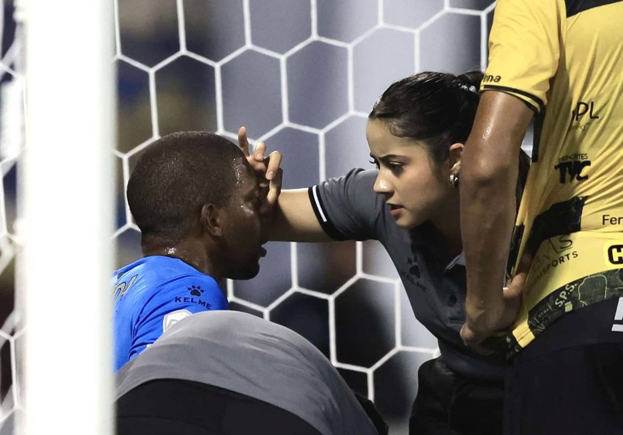 Luis ‘Buba‘ López recibiendo asistencia médica de la fisioterapeuta del Real España tras llevarse un golpe en el rostro en una acción con Jonathan Paz.