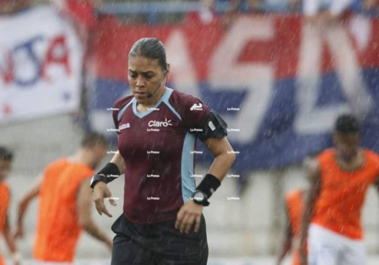 La árbitro Melissa Pastrana fue la encargada de impartir justicia en Choluteca y tuvo una tarde complicada. No sancionó un claro penal a favor de la UPN, esto generó mucho malestar e inclusive Keosseián se enfrentó a ella.