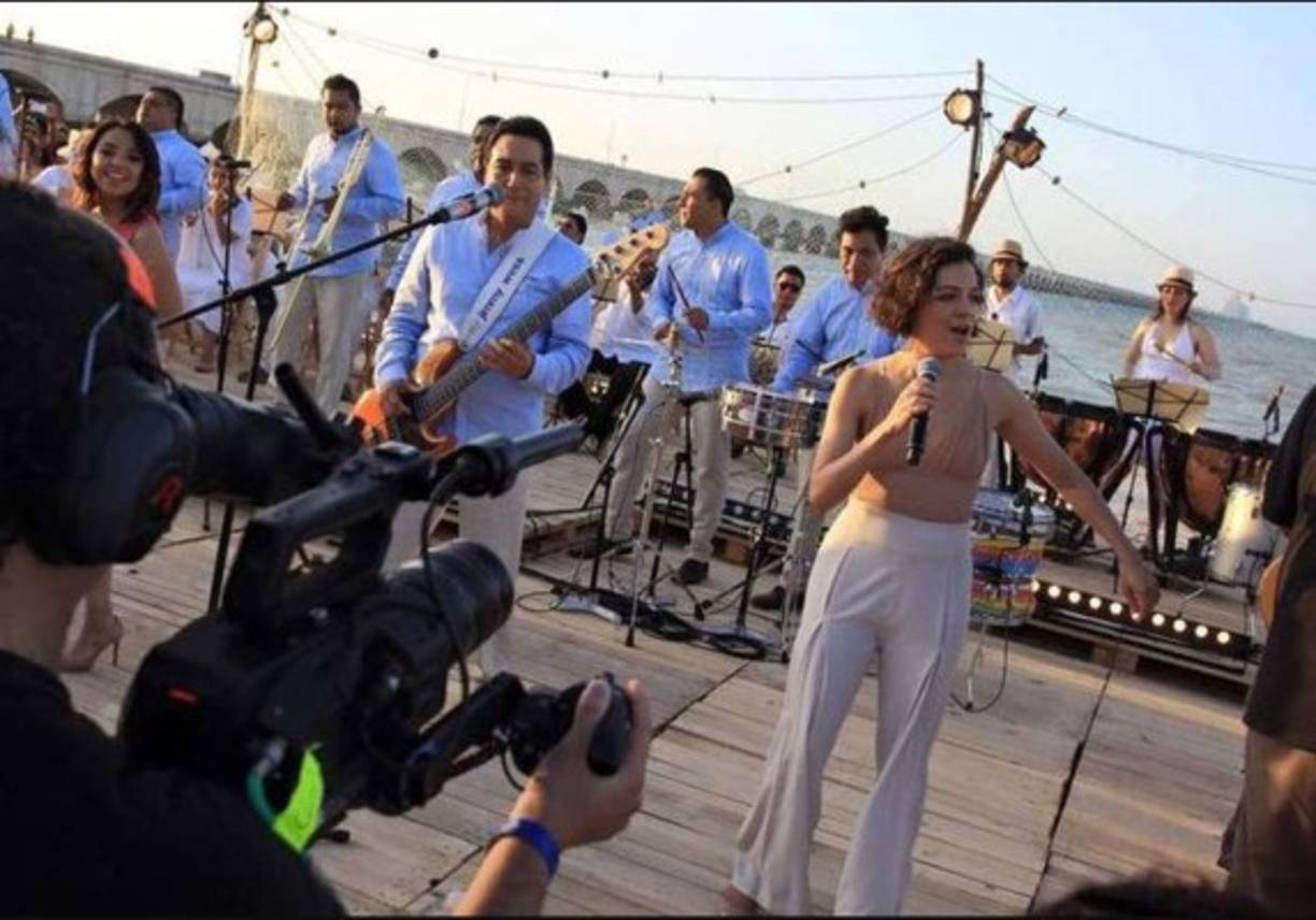 Natalia Lafourcade<br/><br/>La Cumbia del Infinito - 2016<br/>Nunca Es Suficiente - 2018<br/><br/>Otra de las estrellas que ha repetido con la famosa banda es LaFourcade, la mexicana colaboró en los discos de Cumbia Sinfónica 2016 y Esto Sí Es Cumbia. De Plaza en Plaza 2018.<br/><br/><br/>