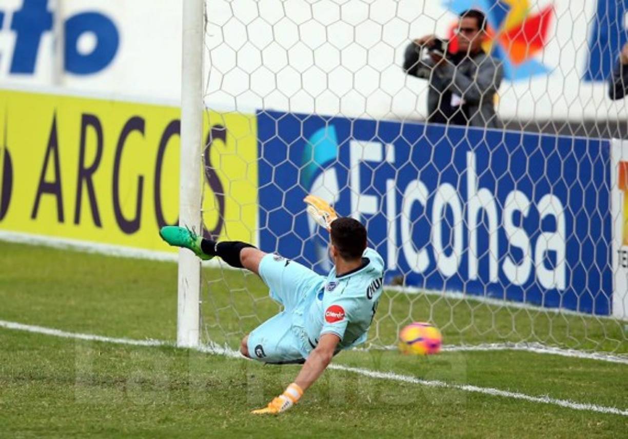 El portero Jonathan Rougier no pudo detener el penal cobrado por Alexander López.