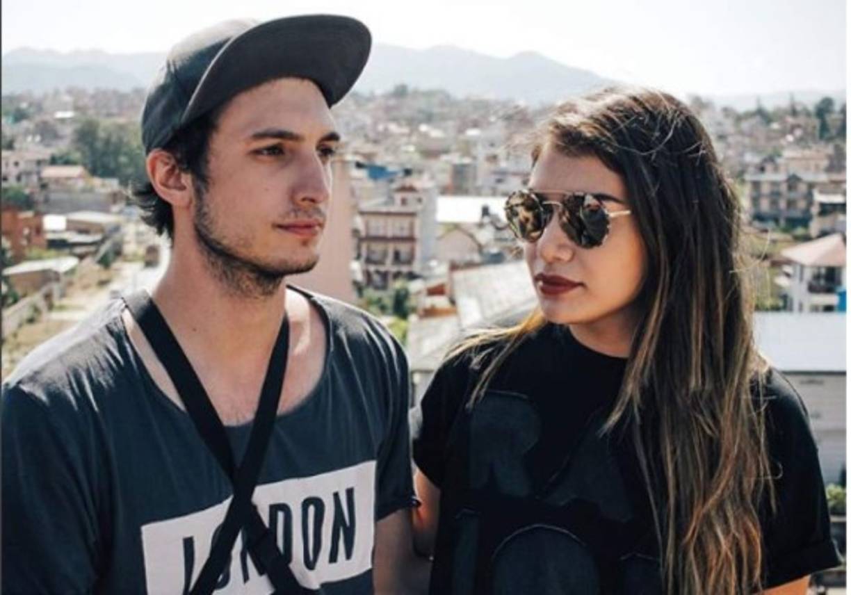 Los comprometidos mientras viajaban por Nepal, la pareja lucen muy enamorados.