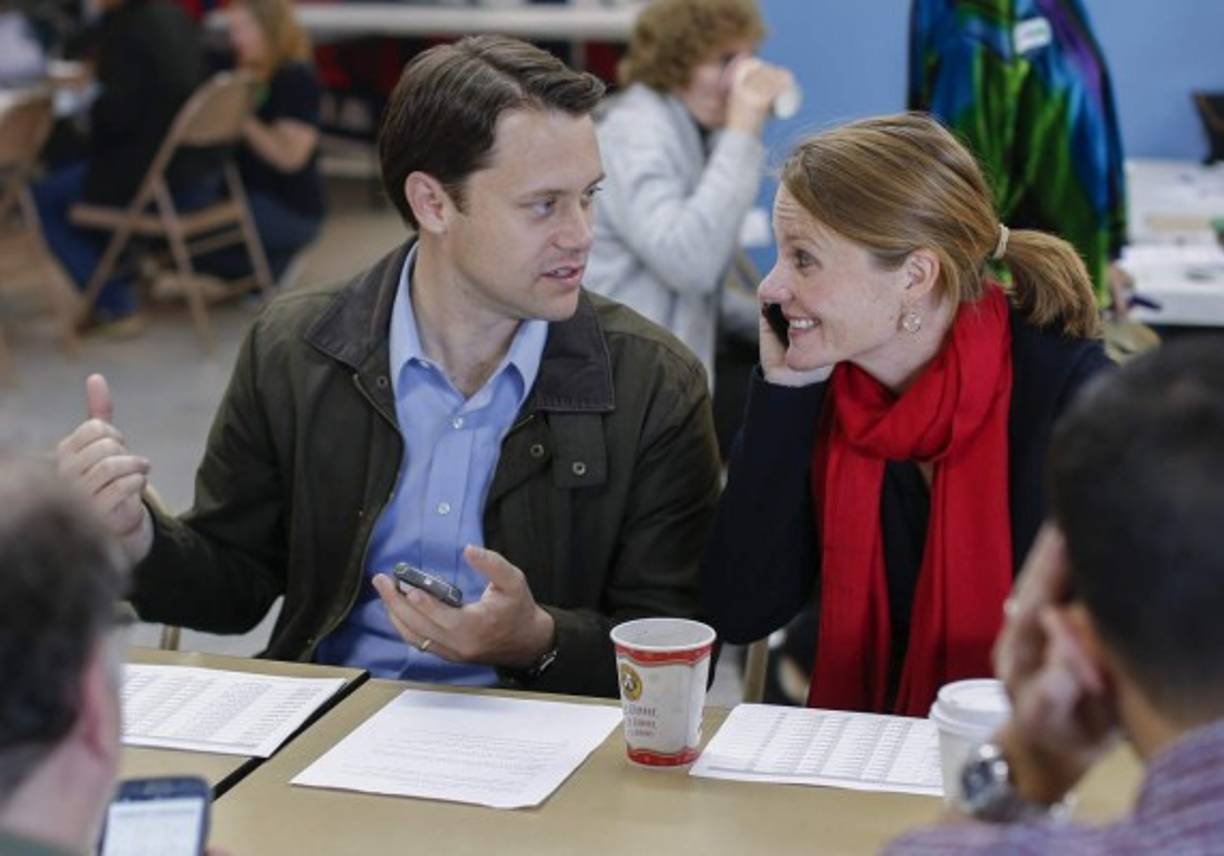 El nieto del expresidente estadounidense Jimmy Carter es candidato a la gobernación de Georgia por el partido demócrata. Jason Carter y su esposa, Kate, acudieron a las urnas durante las elecciones legislativas celebradas hoy en EUA.