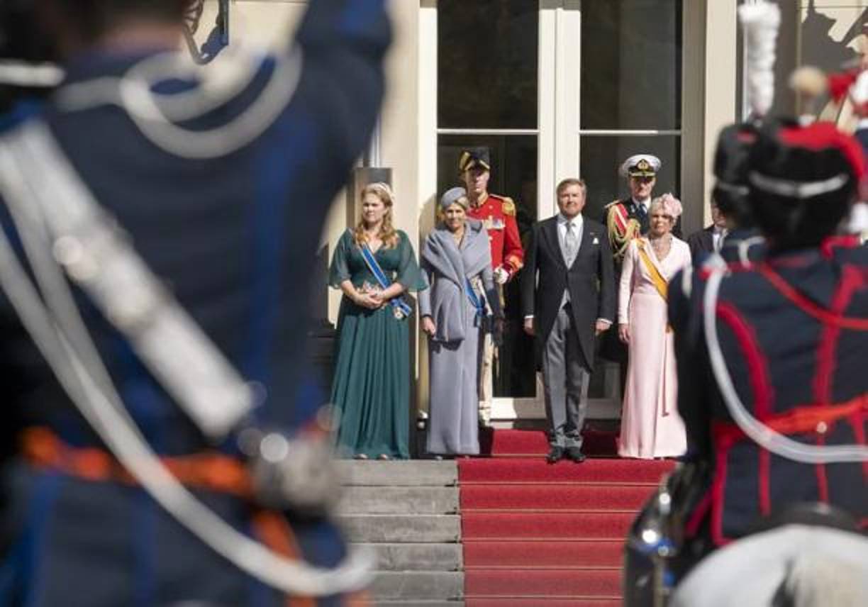 Ahora vive atrincherada en el palacio real en La Haya, con sus padres el rey Guillermo Alejandro de los Países Bajos y su esposa, la argentina Máxima.