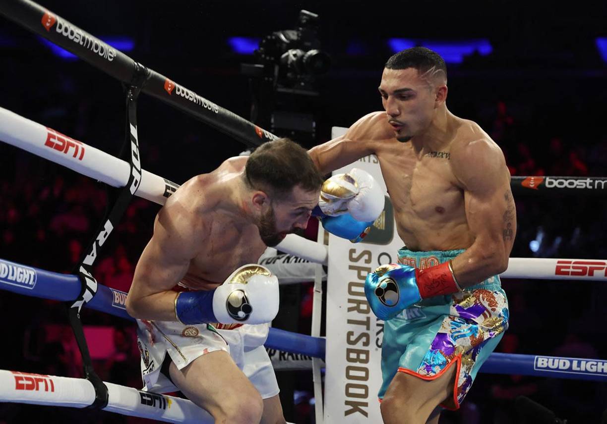 Después de la caída en el segundo round, el peso superligero Teófimo López se recuperó y fue al ataque contra Sandor Martín.