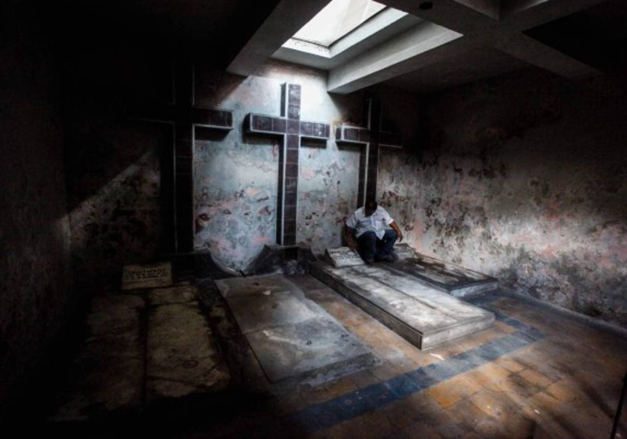 Tres personas están sepultadas en esta singular tumba, una de las más antiguas del camposanto de Paz Barahona en San Pedro Sula.