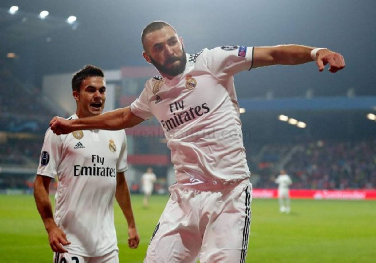 Benzema celebrando de manera eufórica su golazo, el primero contra el Viktoria Plzen. Foto RealMadrid.com
