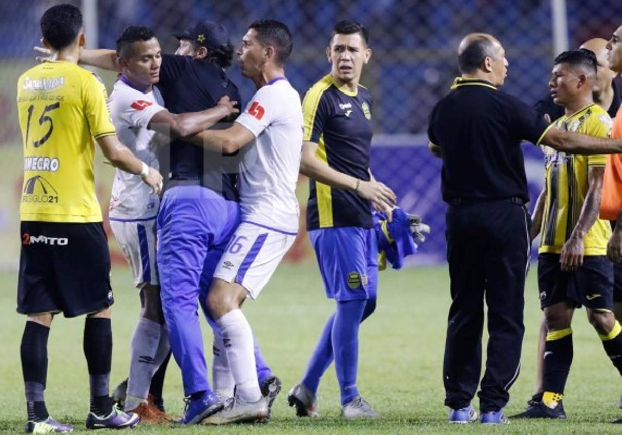 Sobre el final del partido, el entrenador argentino Pedro Troglio se fue contra Said Martínez y terminó siendo expulsado.