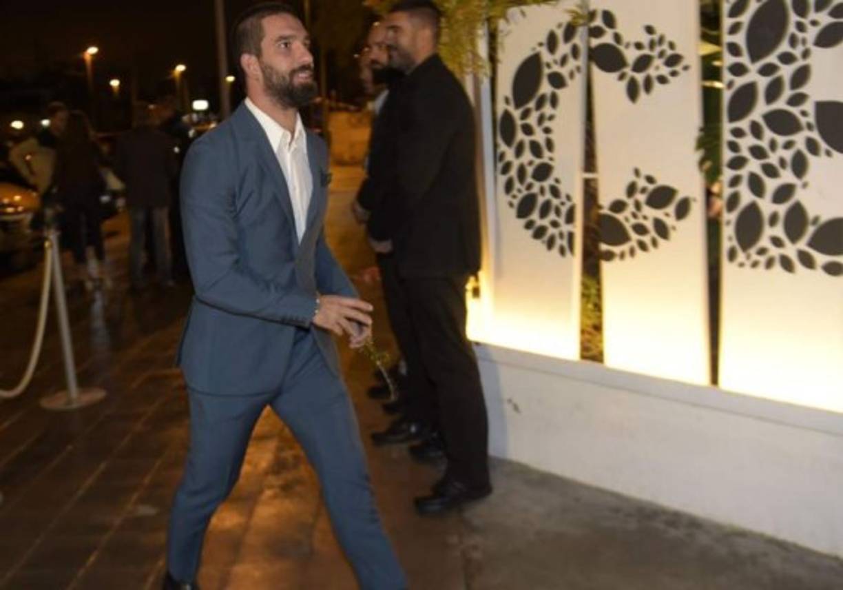 El turco Arda Turan llegó solo a la cena del Barcelona.