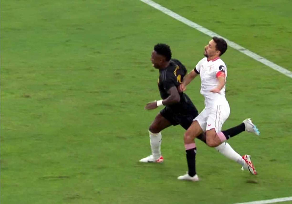 Real Madrid pidió penal por esta clara falta de Jesús Navas contra Vinicius dentro del área del Sevilla.