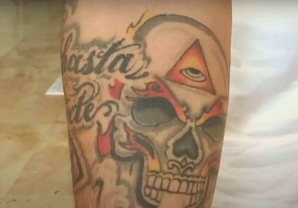 En su brazo lleva la calavera de Ghost Rider con un ojo Illuminati en la frente, algo que recuerda a su pasado, antes de ser famoso. “Leía muchas sobre teorías de este tipo”.