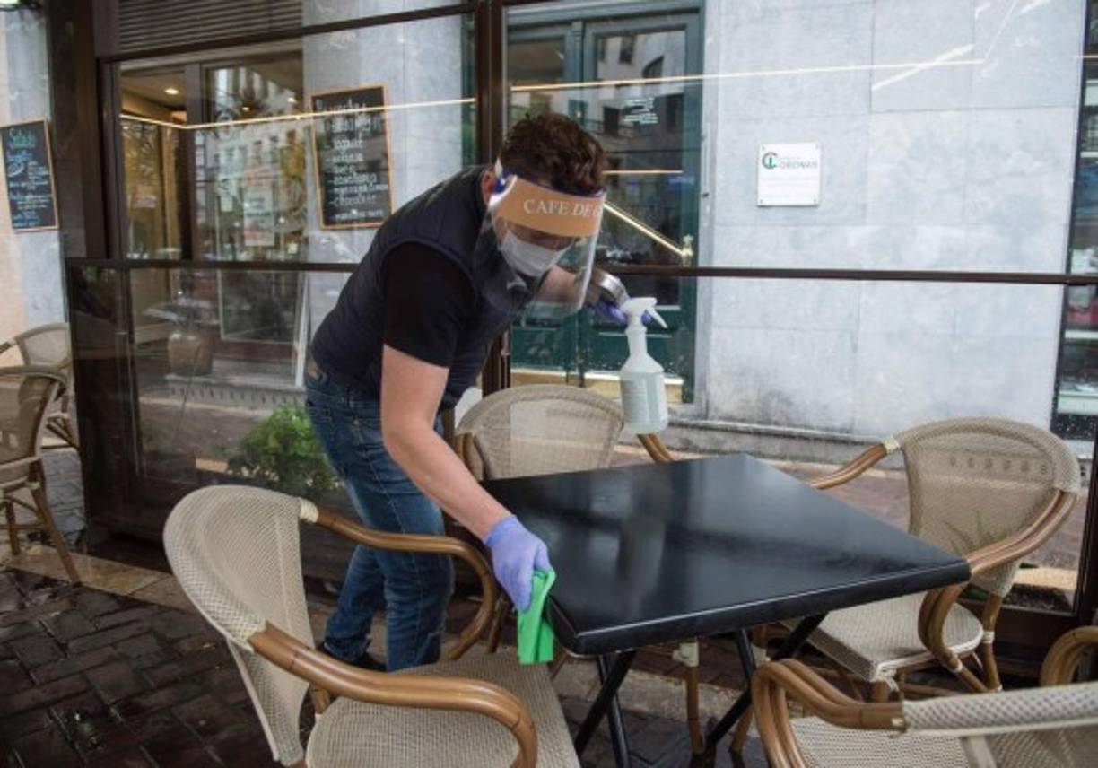 Los camareros montan las terrazas que, al mediodía, bajo un sol abrasador, se llenarían de cervezas y tapas pedidas por grupos de amigos que intentaban no caer en la tentación de abrazarse tras semanas sin verse.