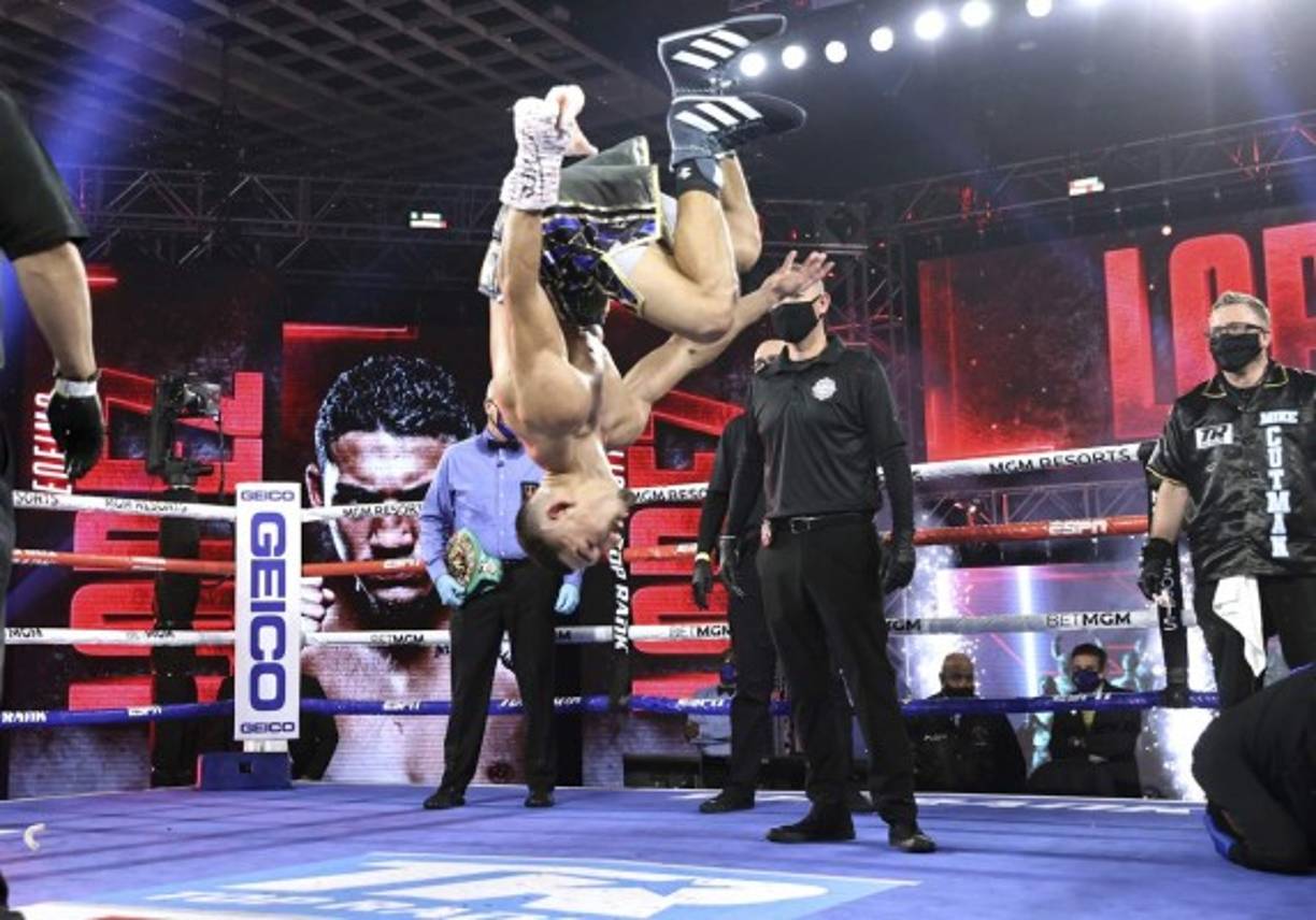 No podía faltar la acrobática celebración de Teófimo López tras su victoria.