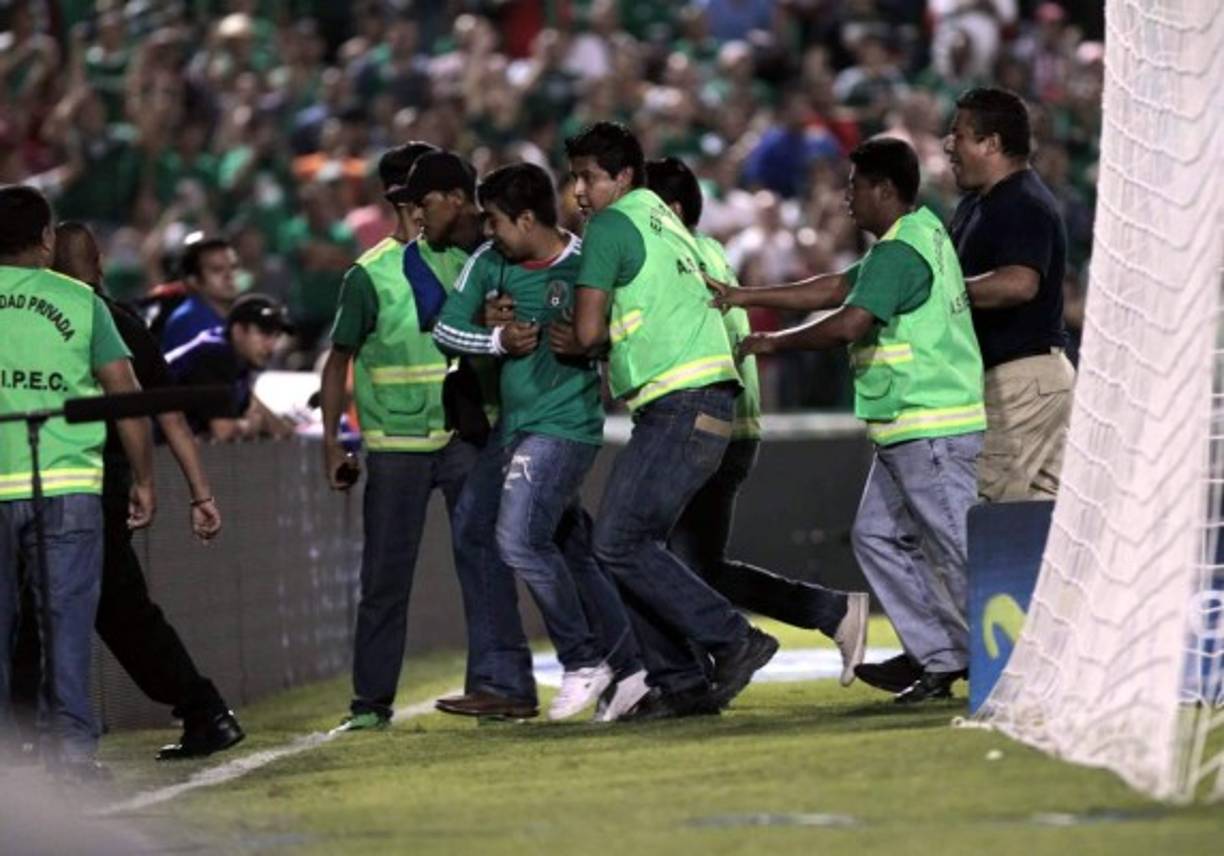 Otros aficionados ingresaron a la cancha con el mismo objetivo.