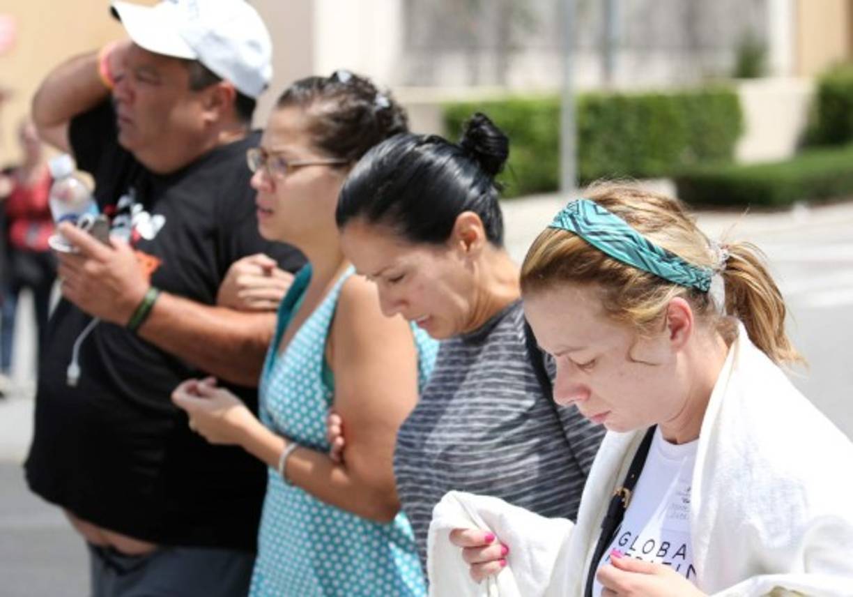 Amigos y familiares esperan información fuera del Centro Médico Regional de Orlando, sobre sus seres queridos, que puedan haber sido víctimas del tiroteo masivo en el club nocturno Pulso.