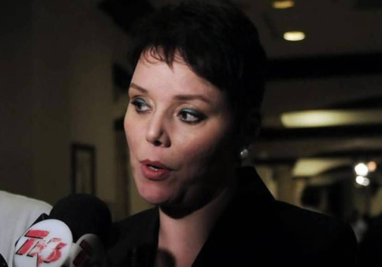 Valle, que este día también solicitó agilizar su solicitud de reincorporación al Congreso Nacional, acusó a Reina de impedirle asistir a la boda de su hija. 