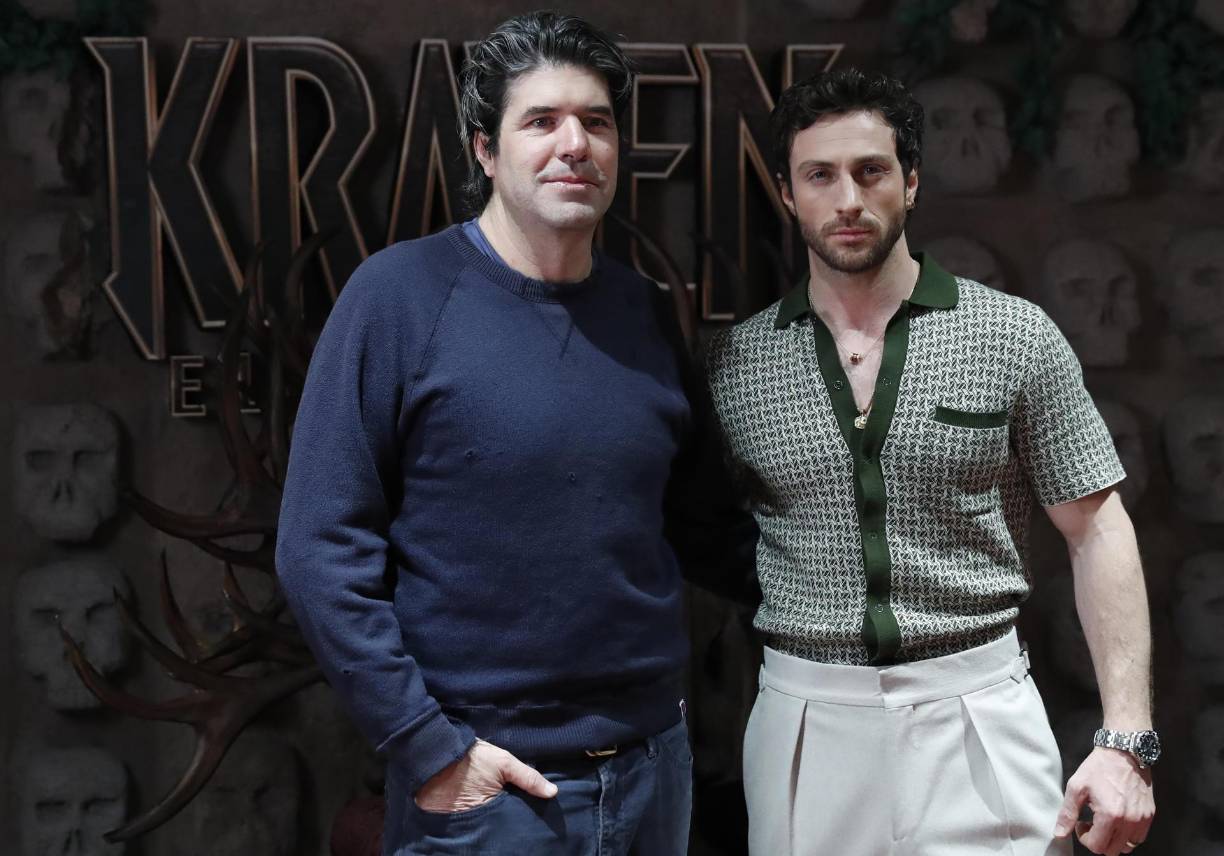 En el paso de la alfombra roja, celebrada en Ciudad de México, las celebridades firmaron los pósters y las camisetas de los numerosos aficionados que gritaban emocionados ante su llegada.