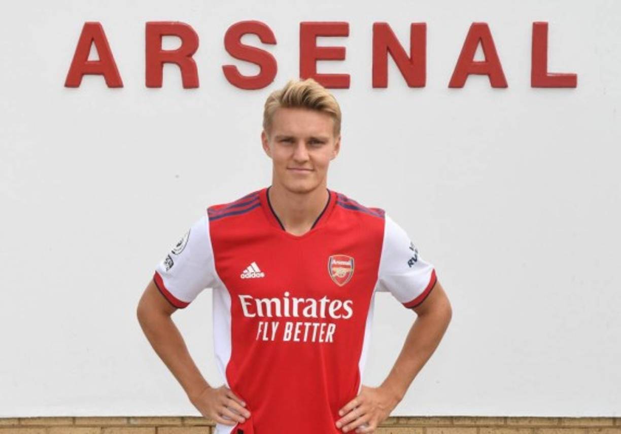 Salida oficial en el Real Madrid. Martin Odegaard ha certificado su salida del club blando y se ha convertido nuevo jugador del Arsenal de la Premier League. Los 'gunners' pagan 35 millones de euros más bonos por el centrocampista noruego.
