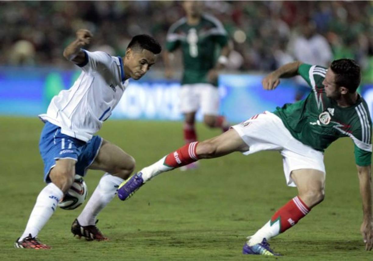 Andy Najar marcado por Miguel Layún.