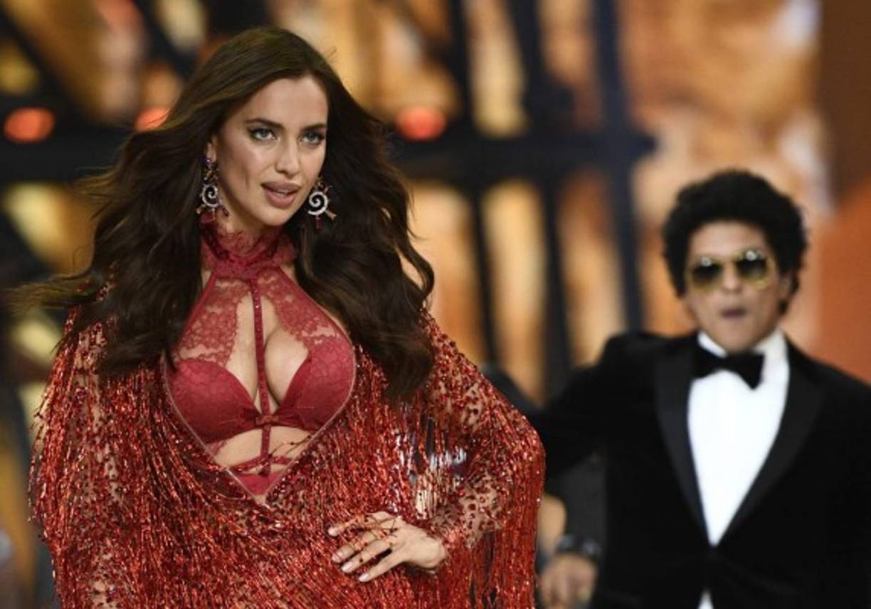 Aunque la modelo rusa no ha confirmado su estado, su nueva silueta evidencia que espera un bebé.<br/>