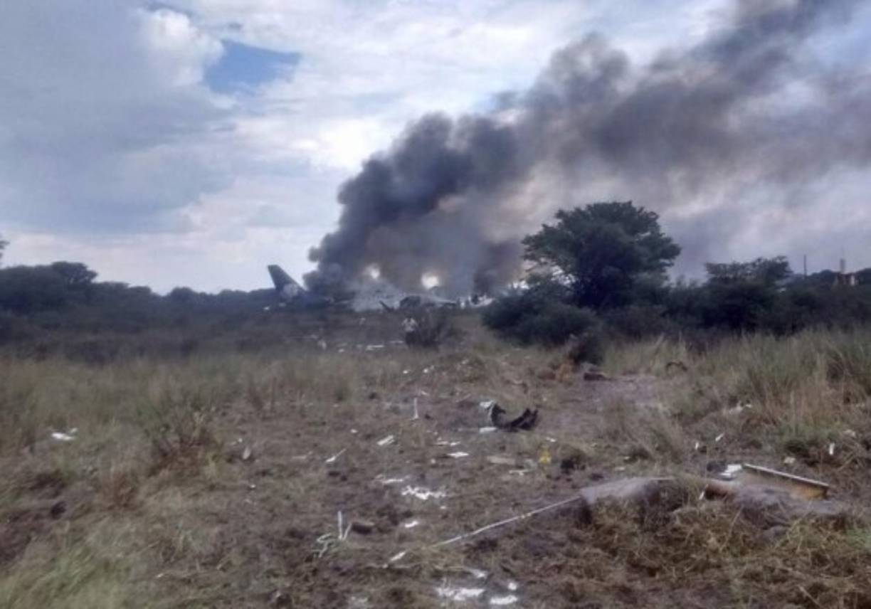 La nave intentó despegar en medio de un fuerte chubasco con granizo desde el aeropuerto -ubicado a unos 7km de Durango-, pero no logró la maniobra y tuvo que descender forzosamente fuera de la pista en un terreno con maleza, a unos 10 km de la estación aérea.