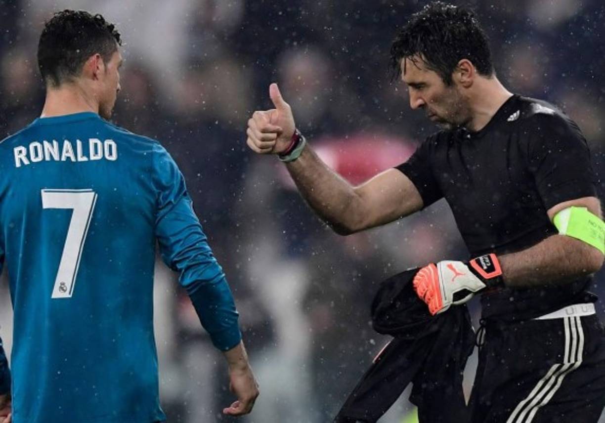 Buffon demostró ser un caballero dentro y fuera de la cancha, llegó a felicitar a CR7 por su gran actuación.