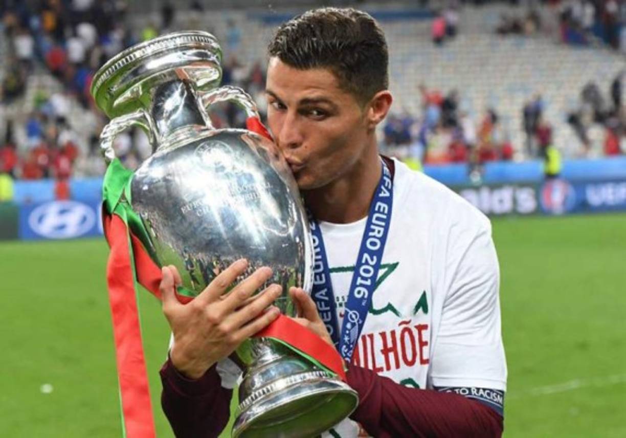 Cristiano Ronaldo del Real Madrid concedió una entrevista a France Footballen en donde habló ampliamente sobre detalles sus vivencias en la final de la Euro y acerca de a elección del Balón de Oro, quien se dará a conocer el próximo 13 de diciembre. 'Siempre duermo bien. No sueño nunca con fútbol. Cuando me desperté el día de la final estaba con tres rubias en la cama, En serio, me desperté consciente de que era un día especial, que íbamos a jugar la final de la Euro en Francia contra Francia', indicó.