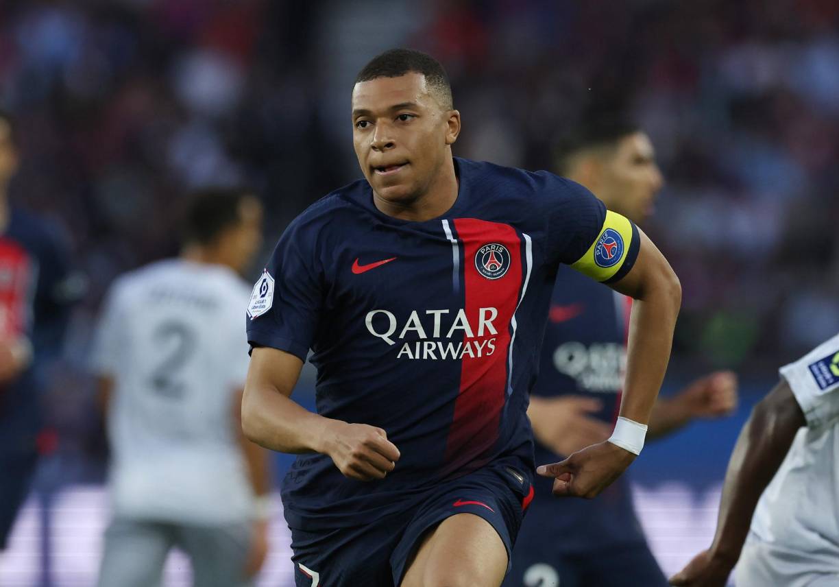 Kylian Mbappé - Se escribe un nuevo capítulo en la novela del delanteor francés, quien ha puesto una condición para aceptar un traspaso este verano. Según el diario Marca, el jugador aceptará salir del PSG ahora si no pierde mucho dinero de lo que tiene garantizado la temporada que viene, que son 150 millones si sumamos salario y prima de fidelidad.