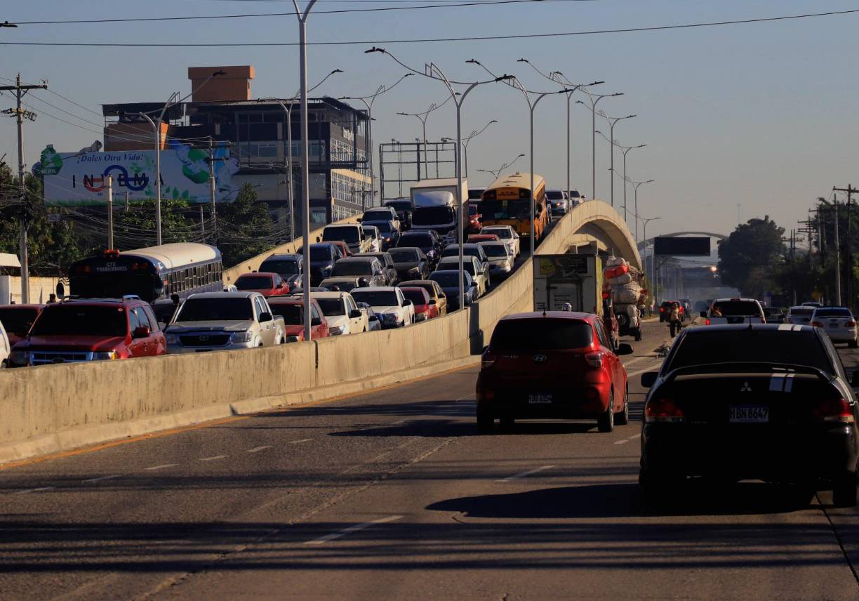 El puente a desnivel de la colonia Los Castaños en el desvío al Zapotal.