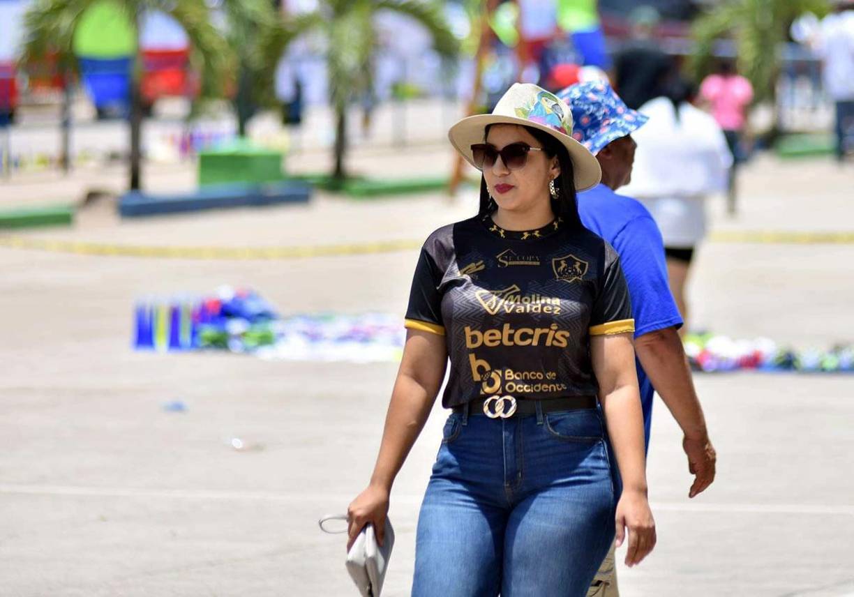 Mujer policía cautiva: Las bellas chicas de la final de ida Olancho-Olimpia