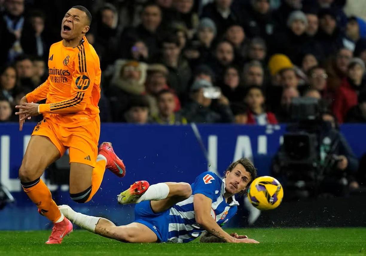 Kylian Mbappé no pudo seguir en la carrera tras la patada y cayó al suelo con gestos de mucho dolor.