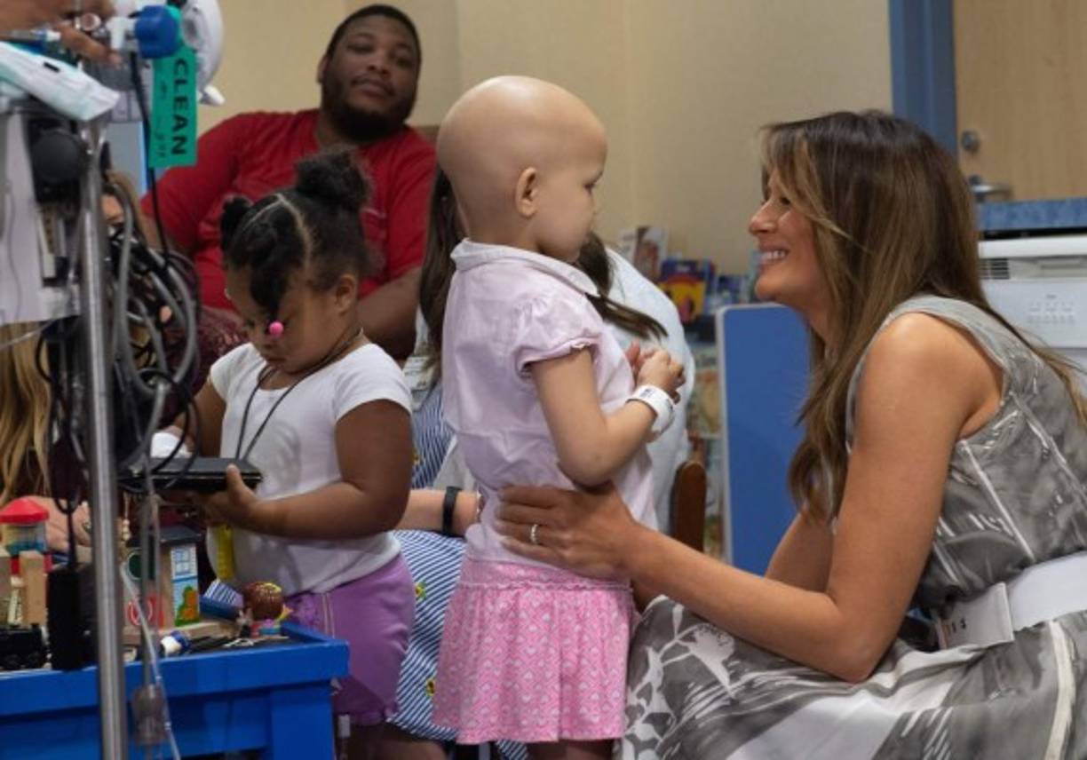 Melania mostró su lado más humano al dedicar tiempo para jugar con varios niños pequeños hospitalizados en Nashville.