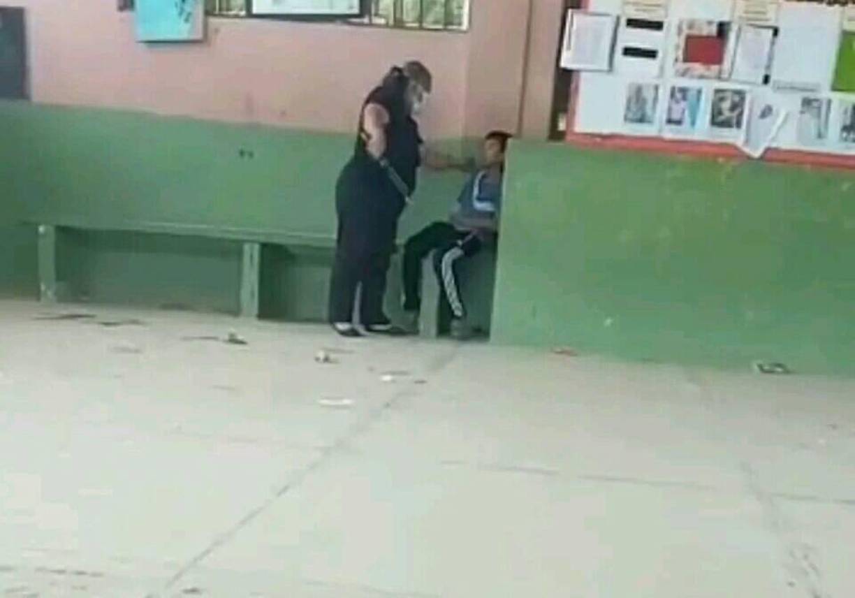 El estudiando se rehusó a moverse, cruzó sus brazos y miró fijamente a la docente.