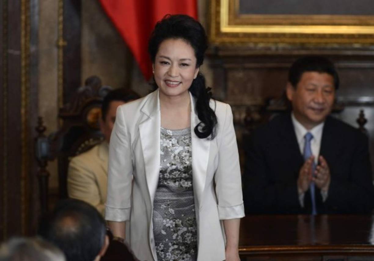 Mientras el presidente chino, Xi Jinping, debatía con los líderes mundiales los desafíos de la economía, su esposa, Peng Liyuan, introdujo hoy a las primeras damas en el complicado mundo de la escritura china y las animó a que, como ella, se hagan embajadoras de la lucha contra el sida.