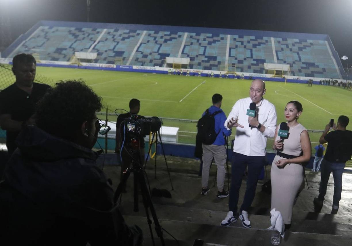 Los periodistas de TUDN en el Estadio Francisco Morazán de San Pedro Sula.