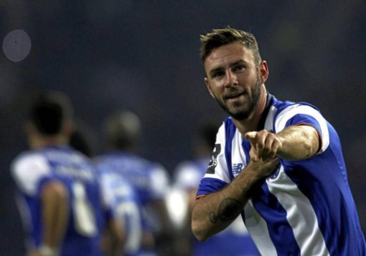 Miguel Layún, lateral izquierdo mexicano del Oporto de 28 años, está en la agenda del Espanyol