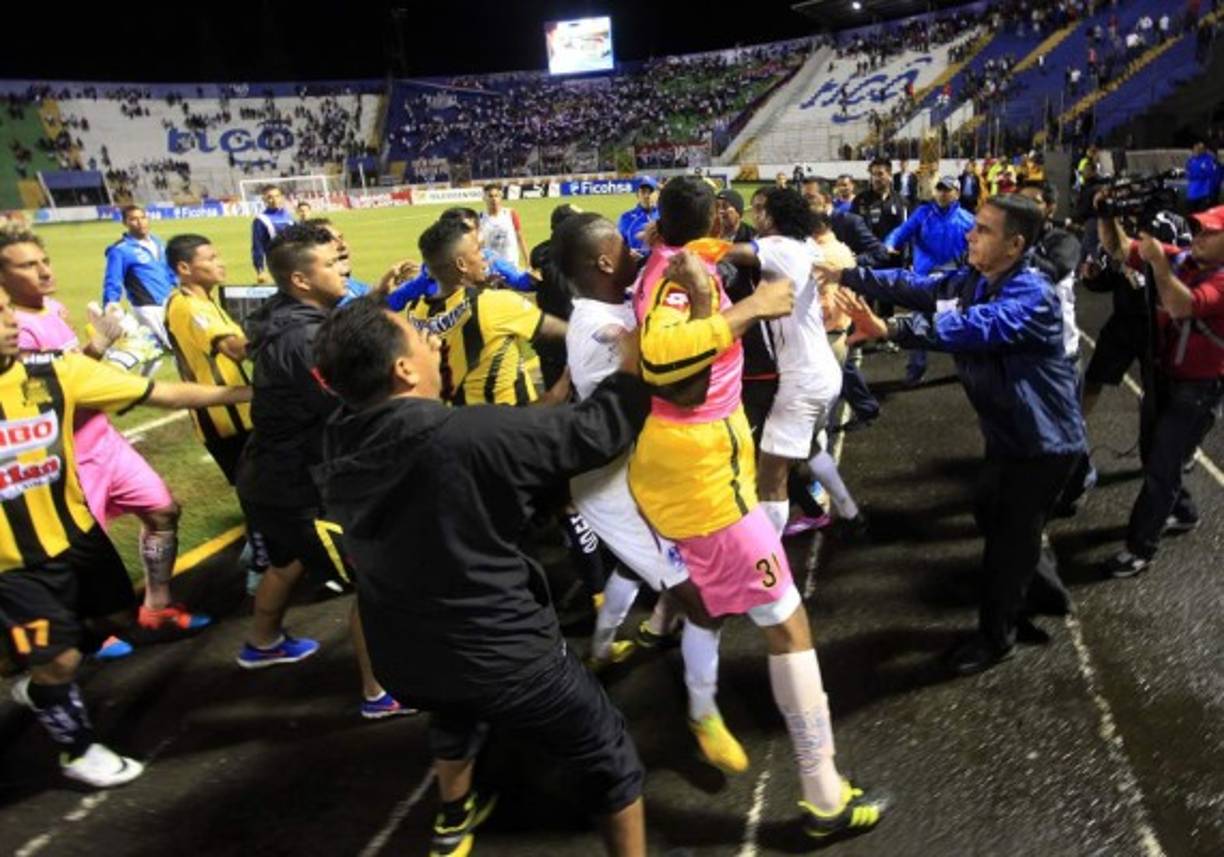 El clásico entre Olimpia y Real España finalizó con una batalla campal entre los jugadores.