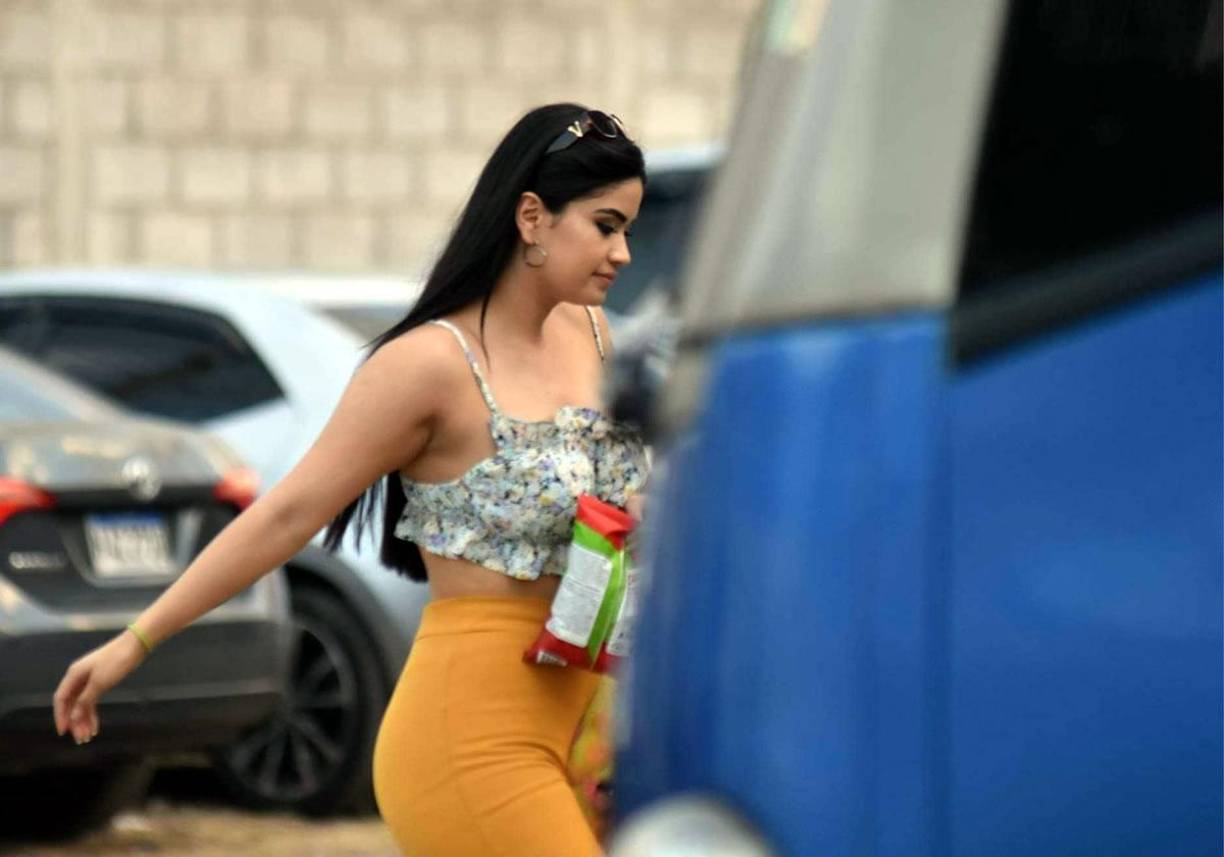 Al estadio de Comayagua llegaron guapas aficionados que disfrutaron de un entretenido partido.