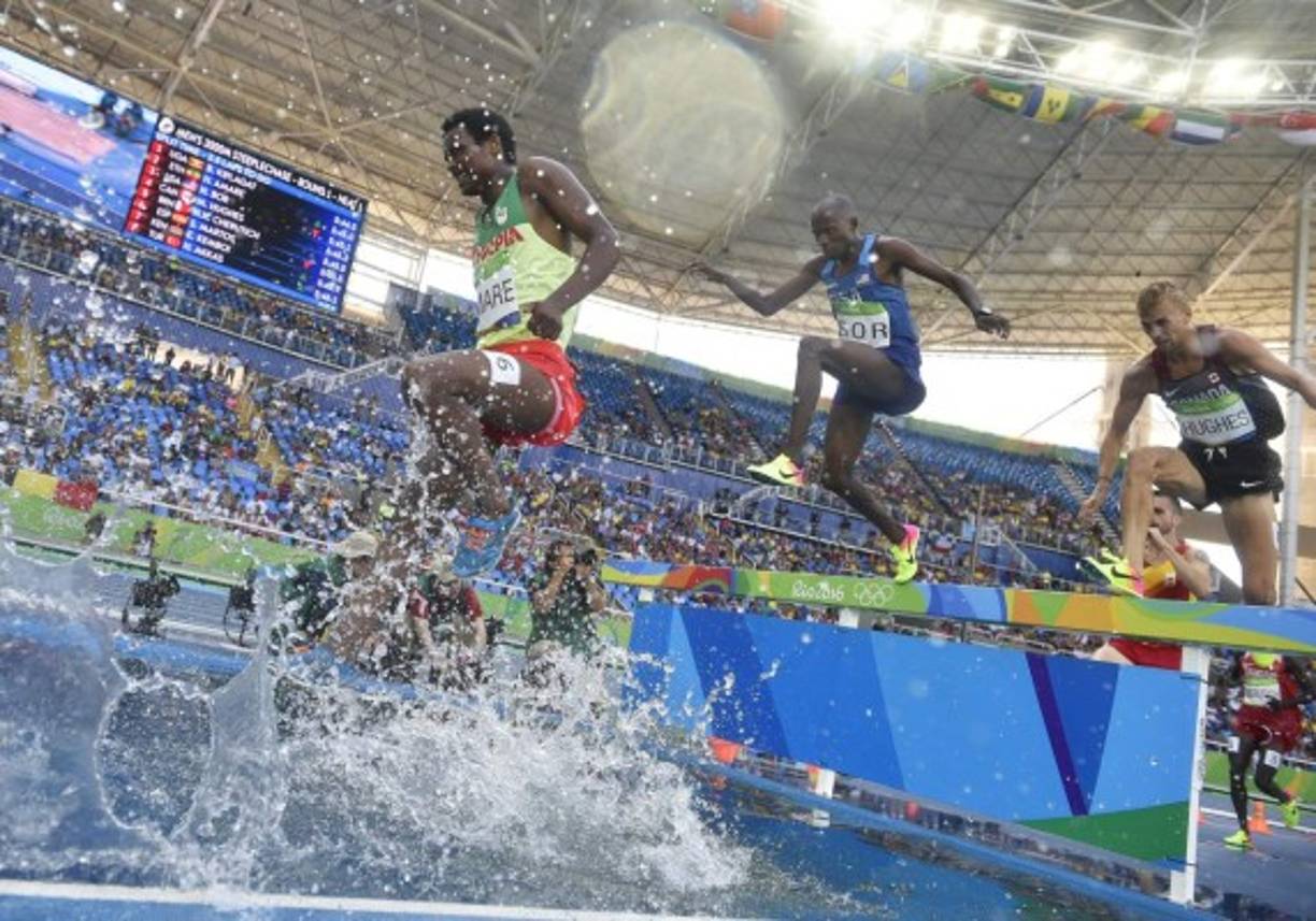 GRA213. A CORUÑA, 11/10/2016.- Los jugadores de pádel Borja Yribarren (i), Vanesa Alonso (2i), Martín Piñeiro (2d) e Isabel Domínguez (d), durante la presentación del Abanca Ciudad de A Coruña Open, celebrada hoy a los pies de la Torre de Hércules. EFE/ Cabalar