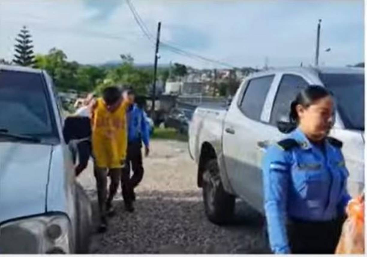 “Yo trabajo desde las 6 de la mañana hasta las 10 de la noche para poder comprar mis cosas. Me siento profundamente decepcionada de que mi propio hijo haya cometido este acto, pero no puedo permitir que se aproveche de mi esfuerzo y siga por el camino equivocado”, dijo en aquel momento la mujer. 