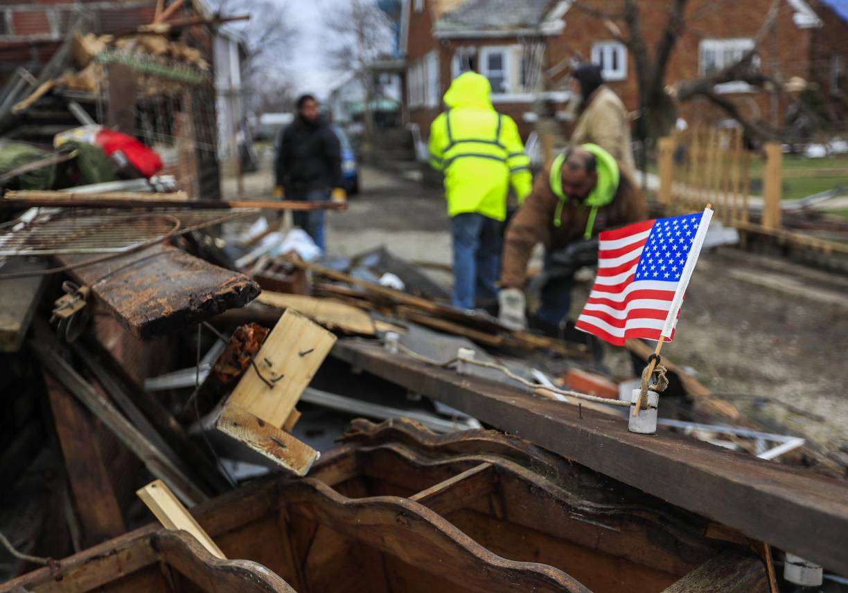El número exacto de fallecidos se desconoce y podría aumentar en las próximas horas a medida que los servicios de emergencia de los estados más afectados (Arkansas, Misuri, Illinois, Indiana y Tennessee) recorren las calles en busca de supervivientes y evalúan los daños.